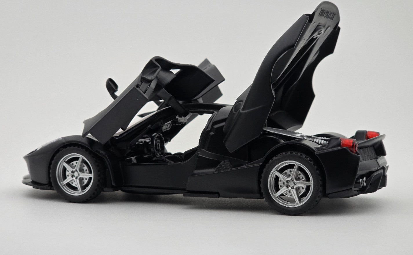 Ferrari LaFerrari 1:24  diecast scale model car collectible | Assorted Colors
